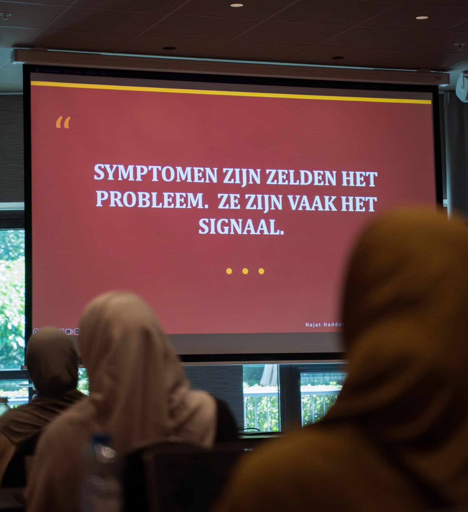 Studenten kijken naar een dia: symptomen zijn zelden het probleem, ze zijn vaak het signaal