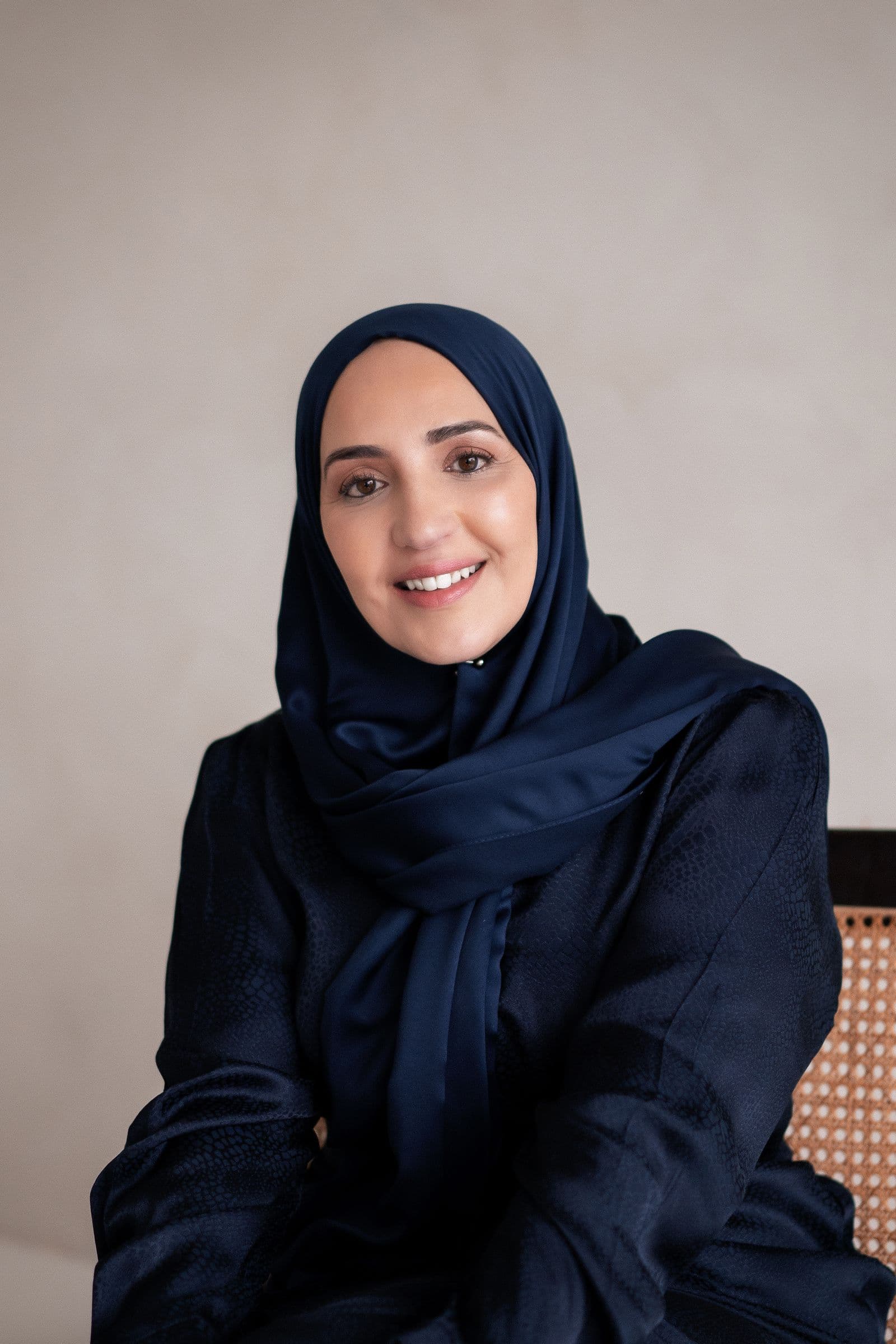 Najat Haddouch, lachend, in donkerblauw