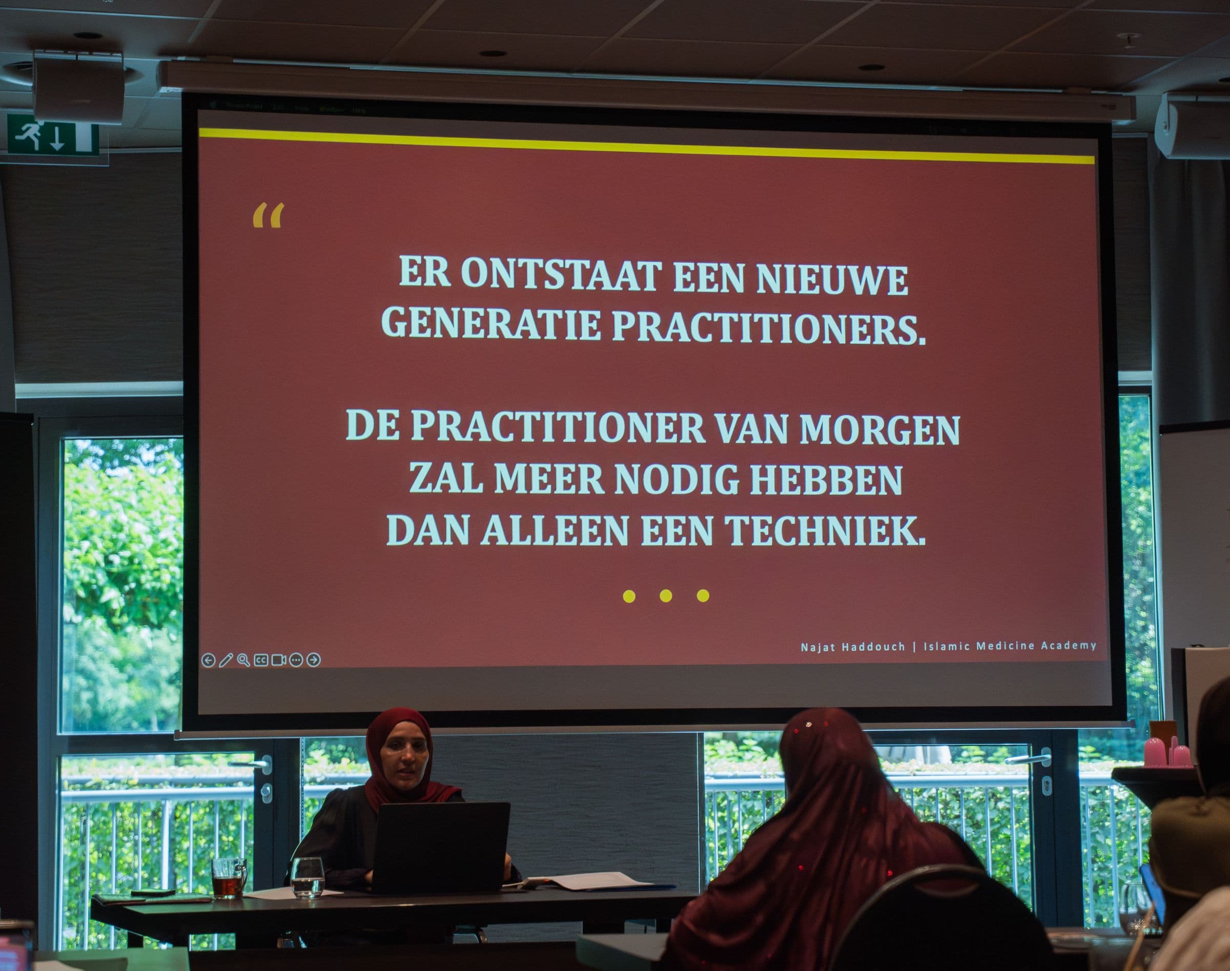 Een volle lesruimte met op het scherm: er ontstaat een nieuwe generatie practitioners