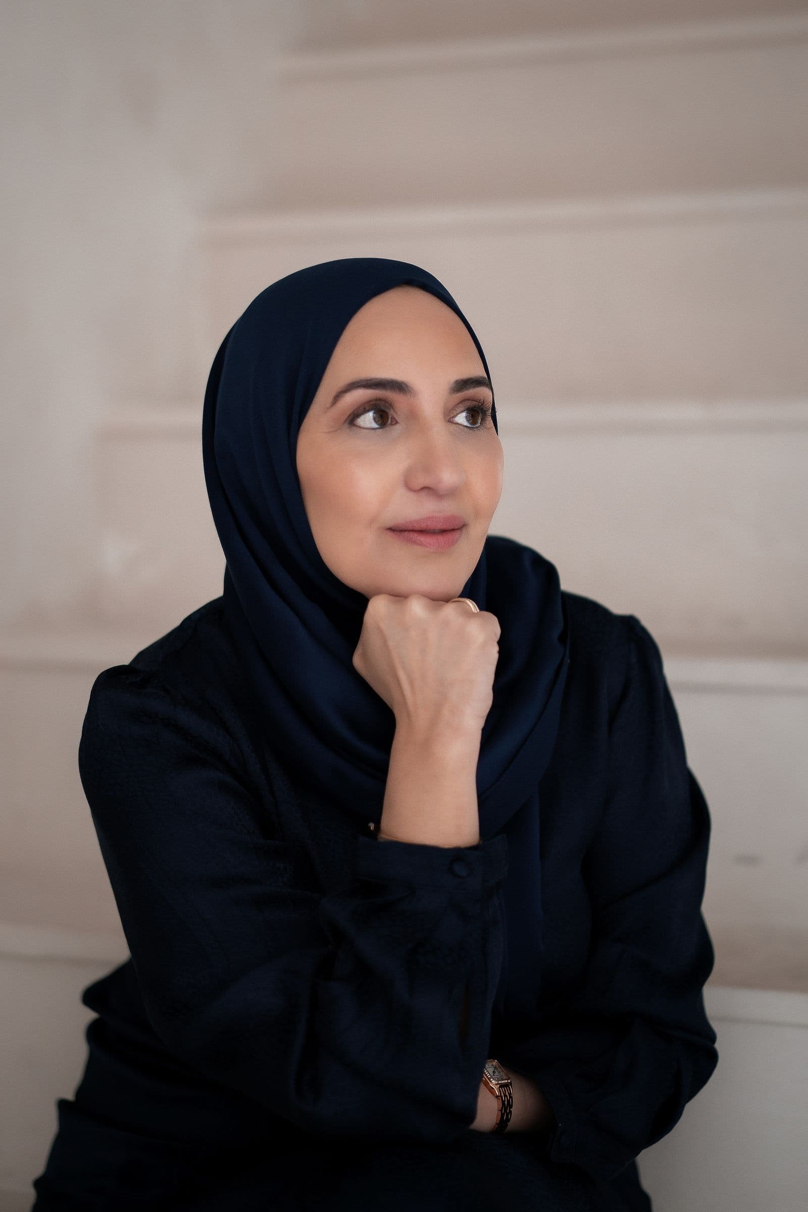 Najat Haddouch, halfportret, hand onder de kin