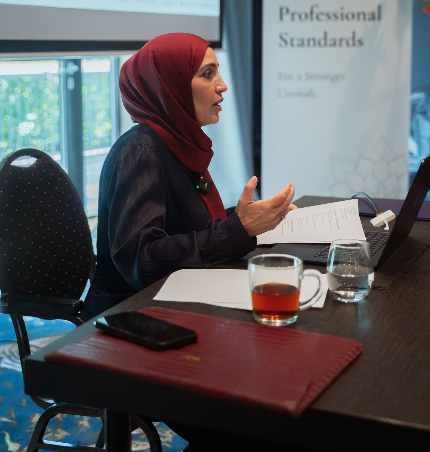 Najat Haddouch aan tafel, in gesprek met de groep