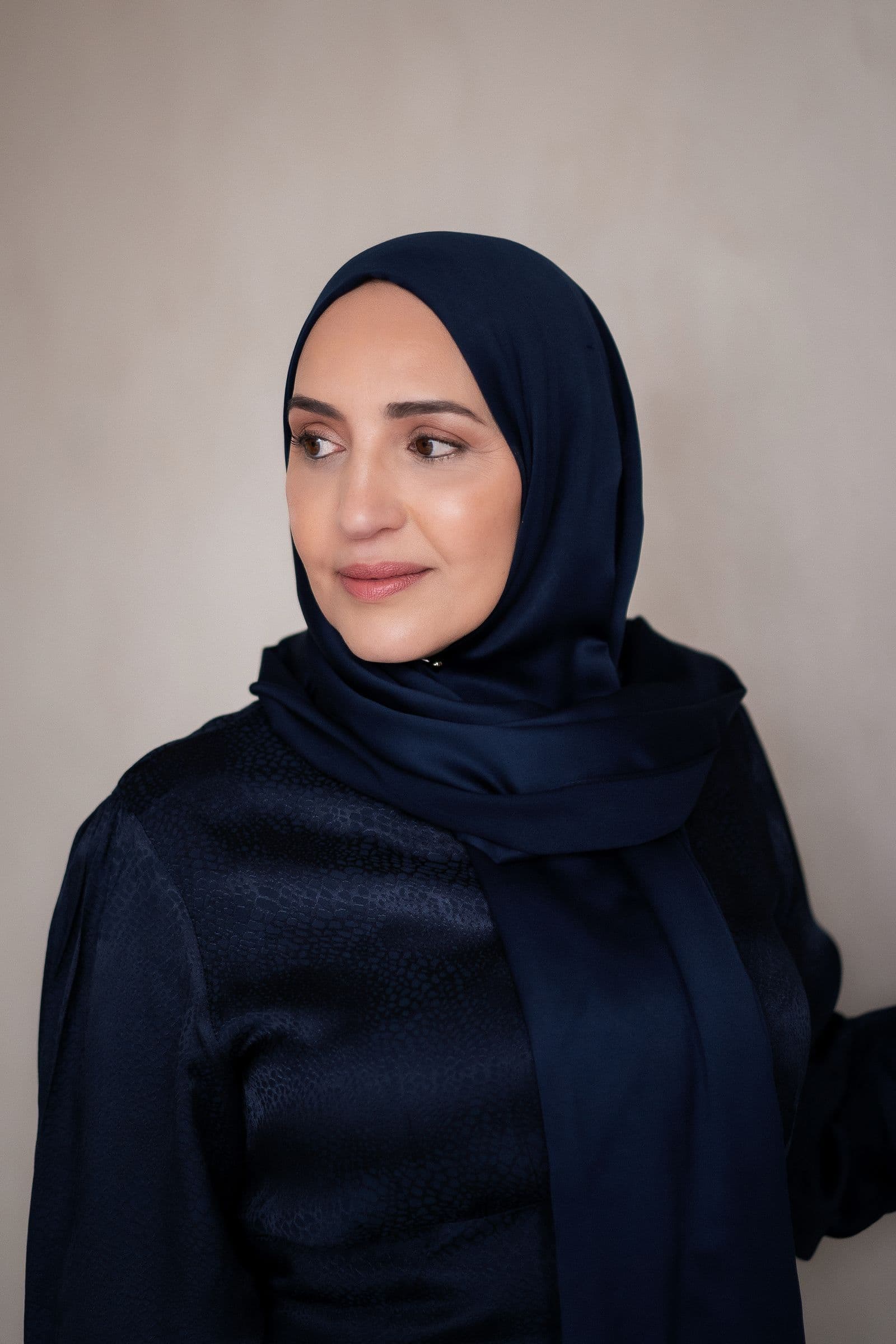 Najat Haddouch in donkerblauw, kijkt opzij