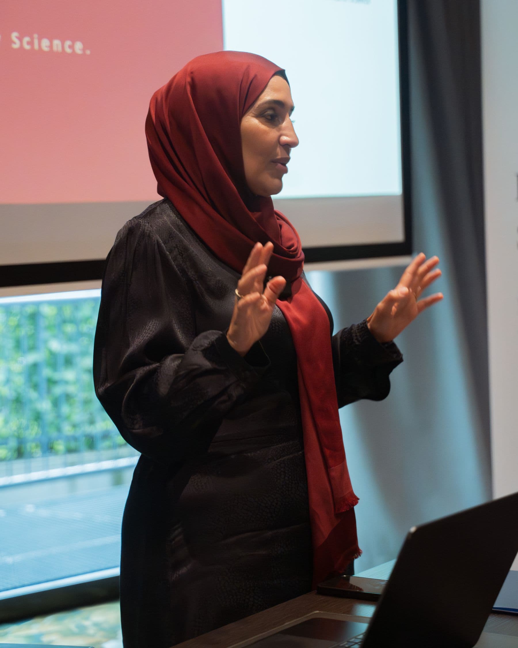 Najat Haddouch spreekt voor de groep