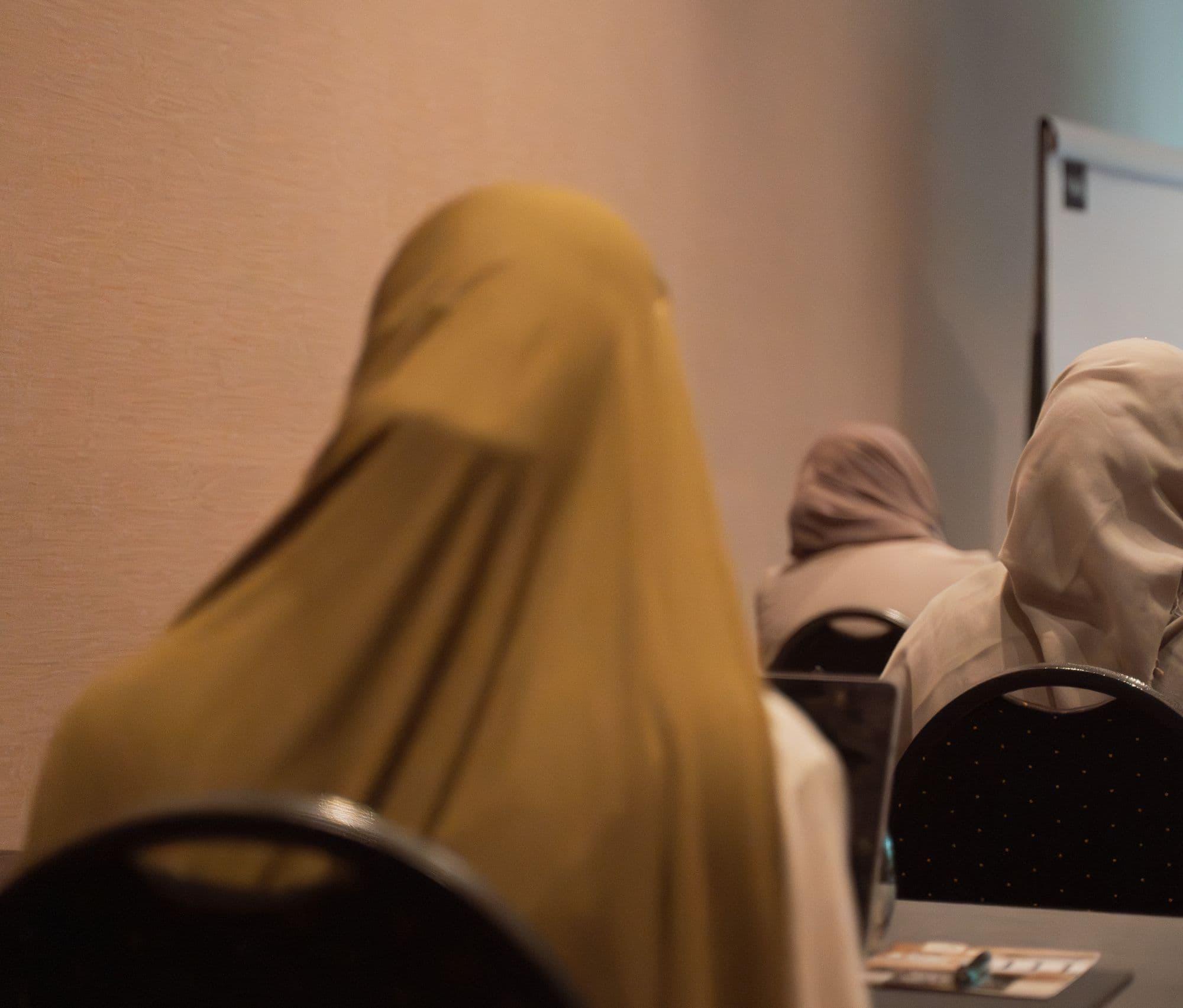 Studenten volgen de les, van achteren gezien